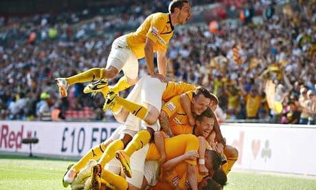 Cambridge United – jalkapallo-ottelun tunnelma