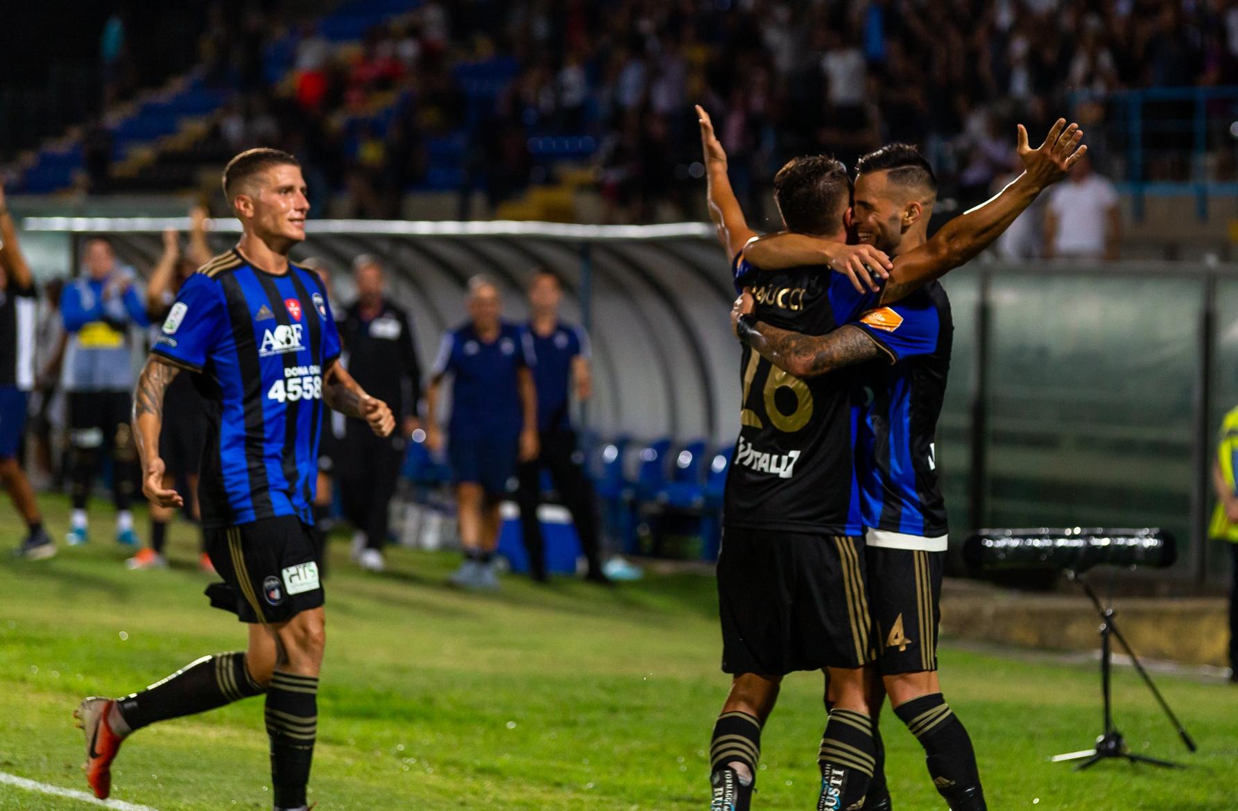 Ambiente en un partido de fútbol de AC Pisa