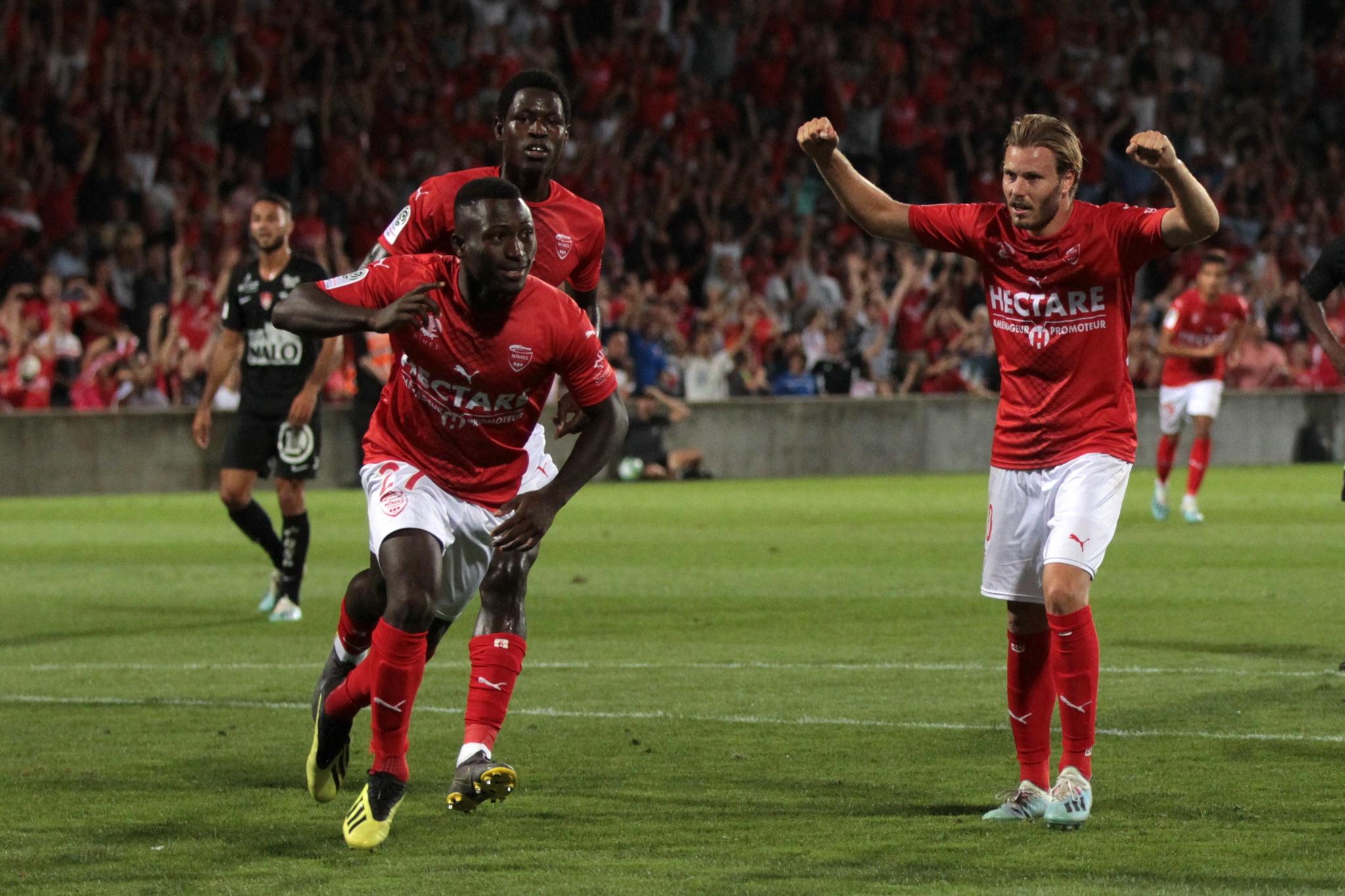 Sfeer bij een voetbalwedstrijd van Nimes Olympique