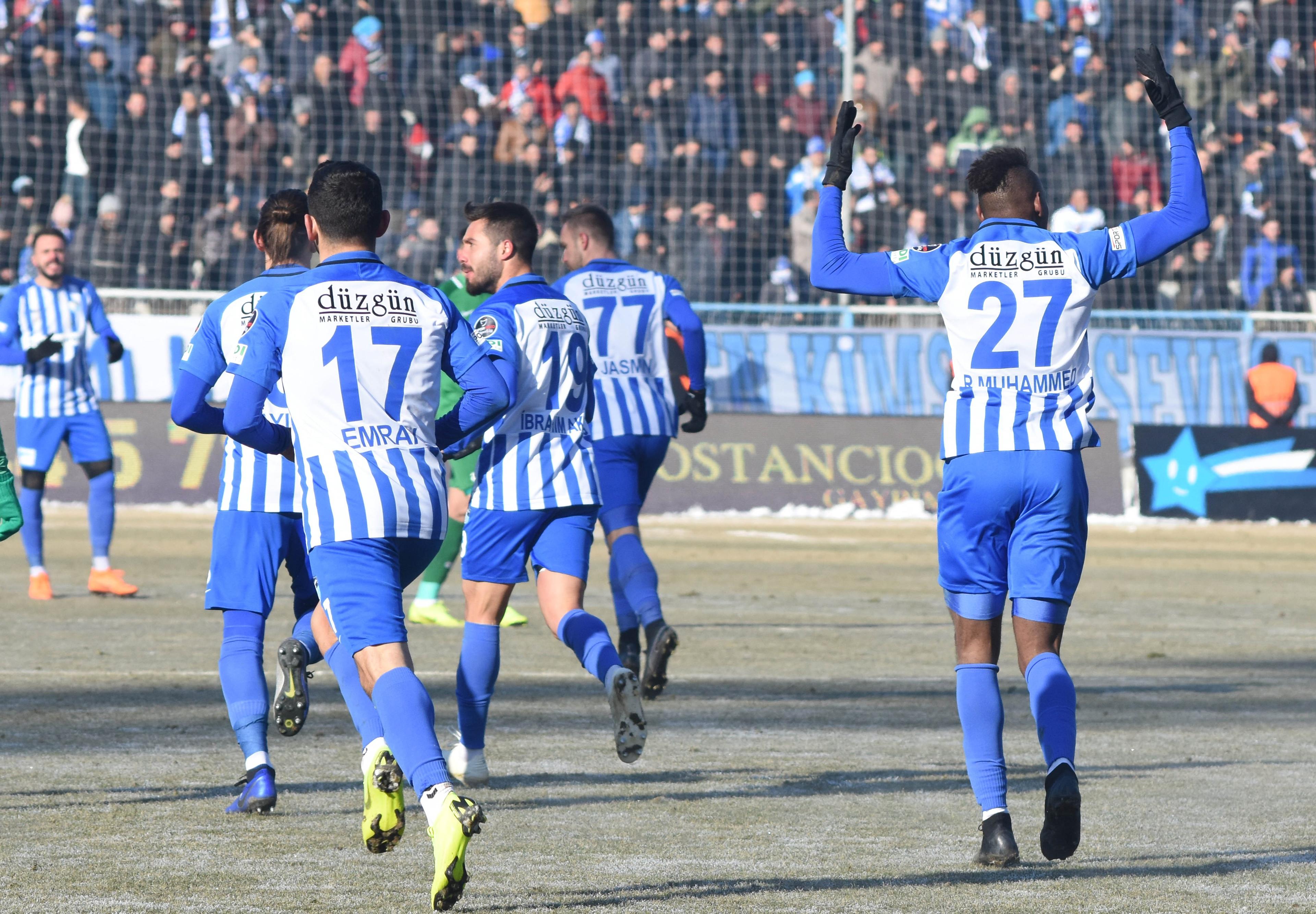 Ambiente en un partido de fútbol de BB Erzurumspor