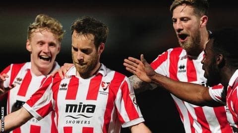 Cheltenham Town – jalkapallo-ottelun tunnelma