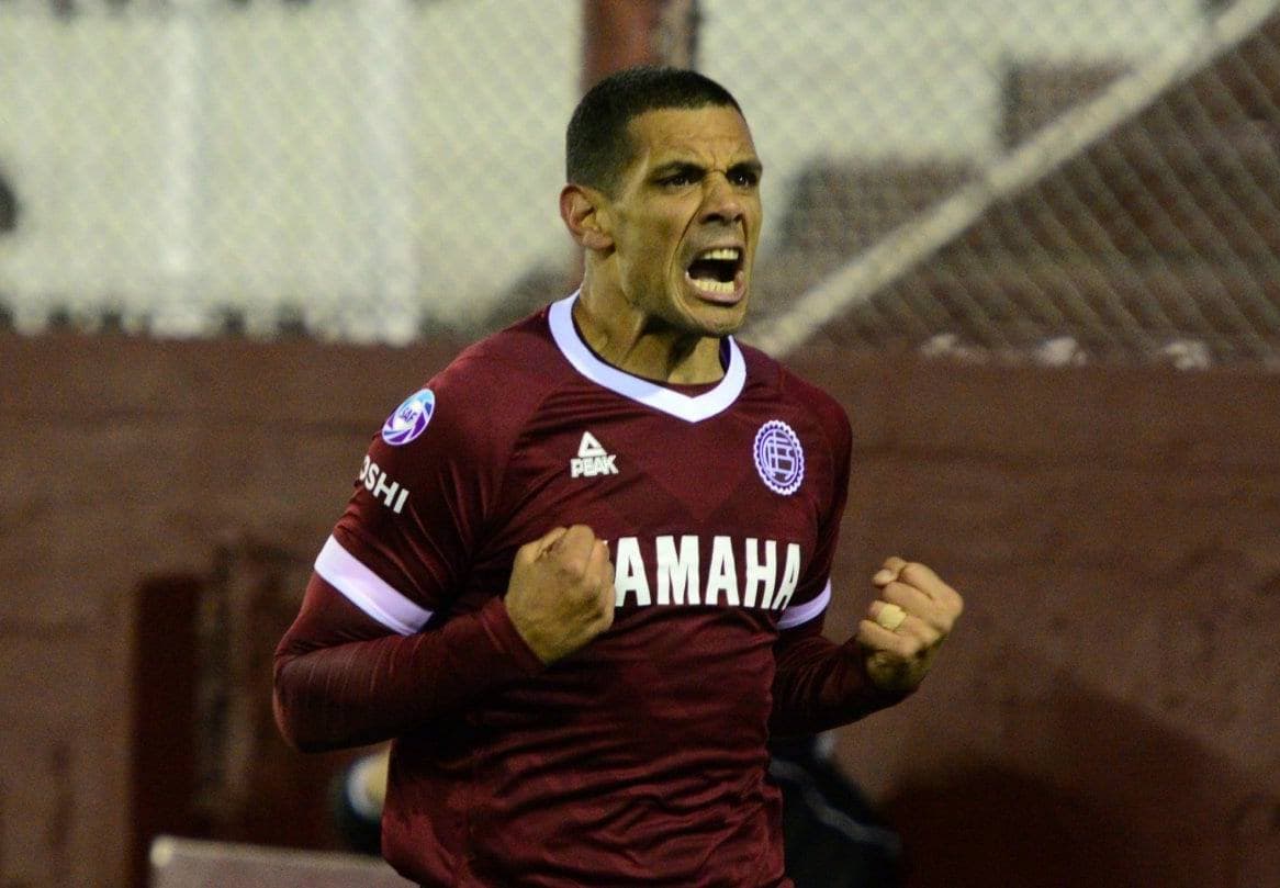 CA Lanús football match atmosphere