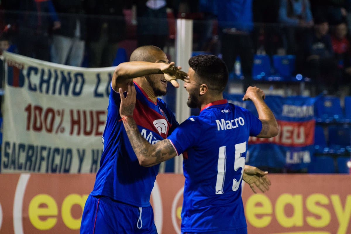 CA Tigre football match atmosphere