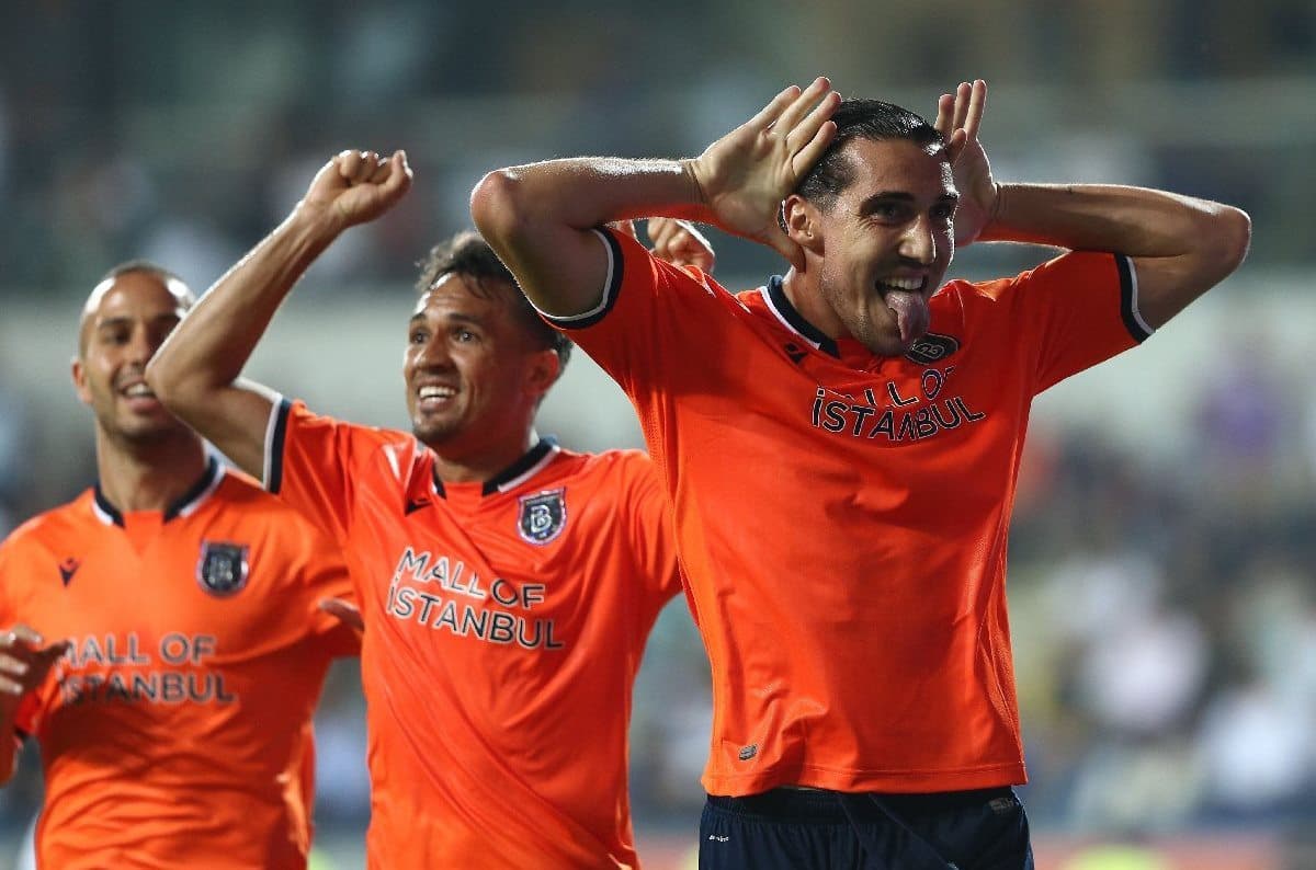 Atmosfera di una partita di calcio di İstanbul Başakşehir